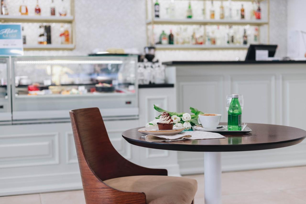 Hotel Montenegro Budva Bagian luar foto